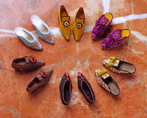 scarpe ricamate in miniatura